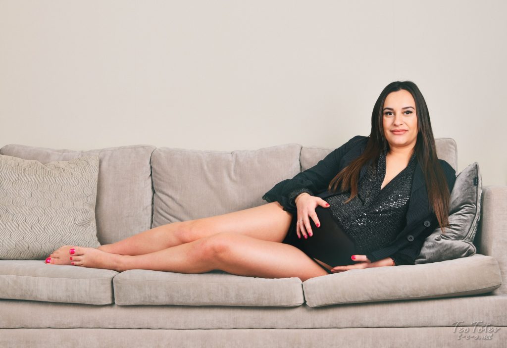 Modern Maternity Photo Shoot