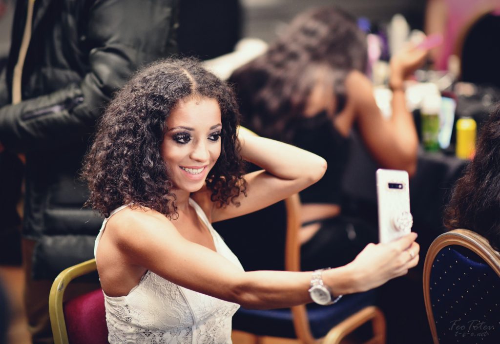 curly hair selfie