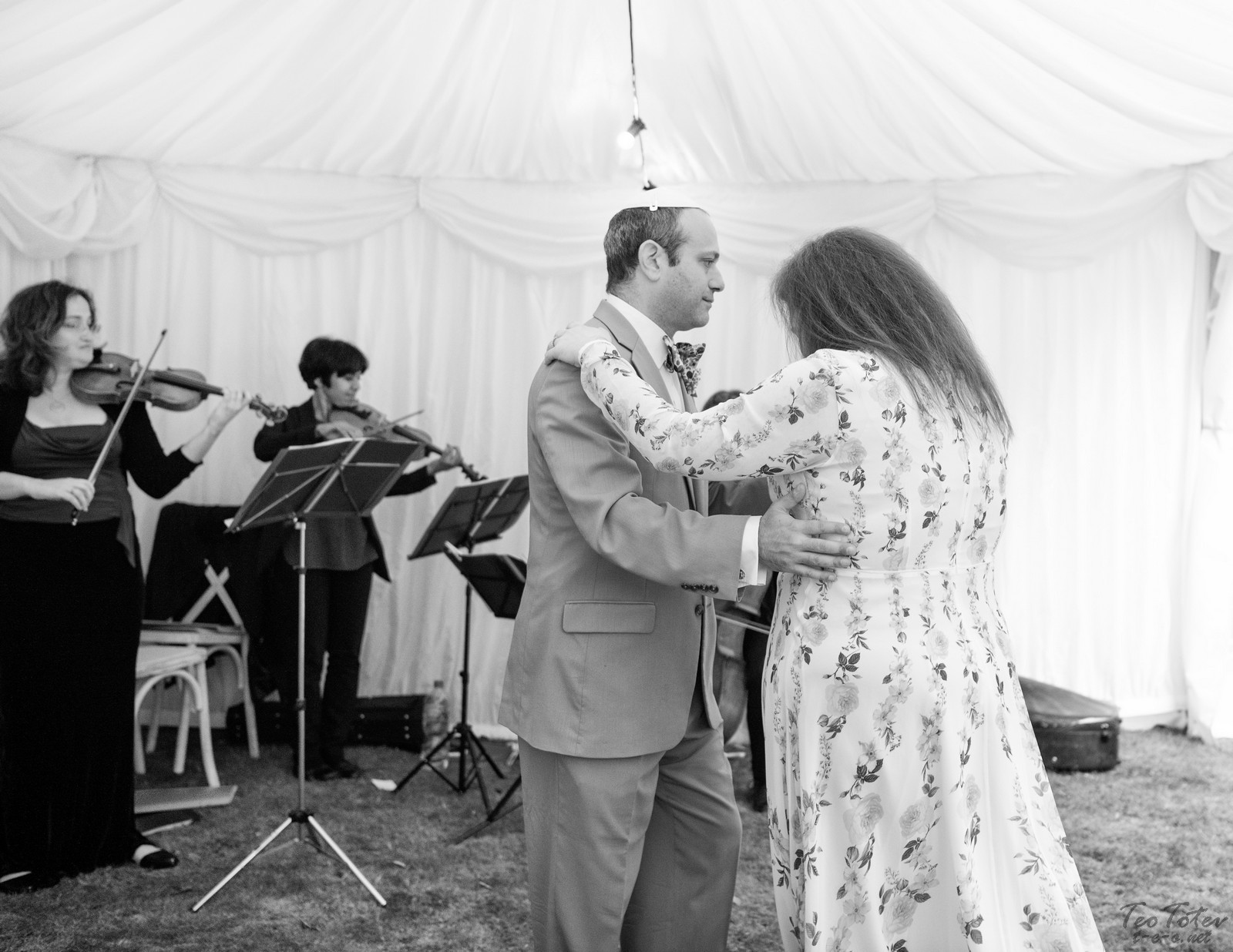 Dance on live music at jewish wedding