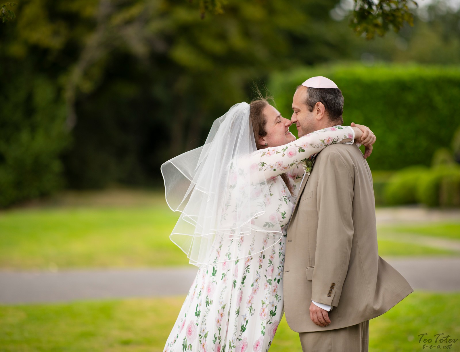 Jewish Photoshoot in Front of House