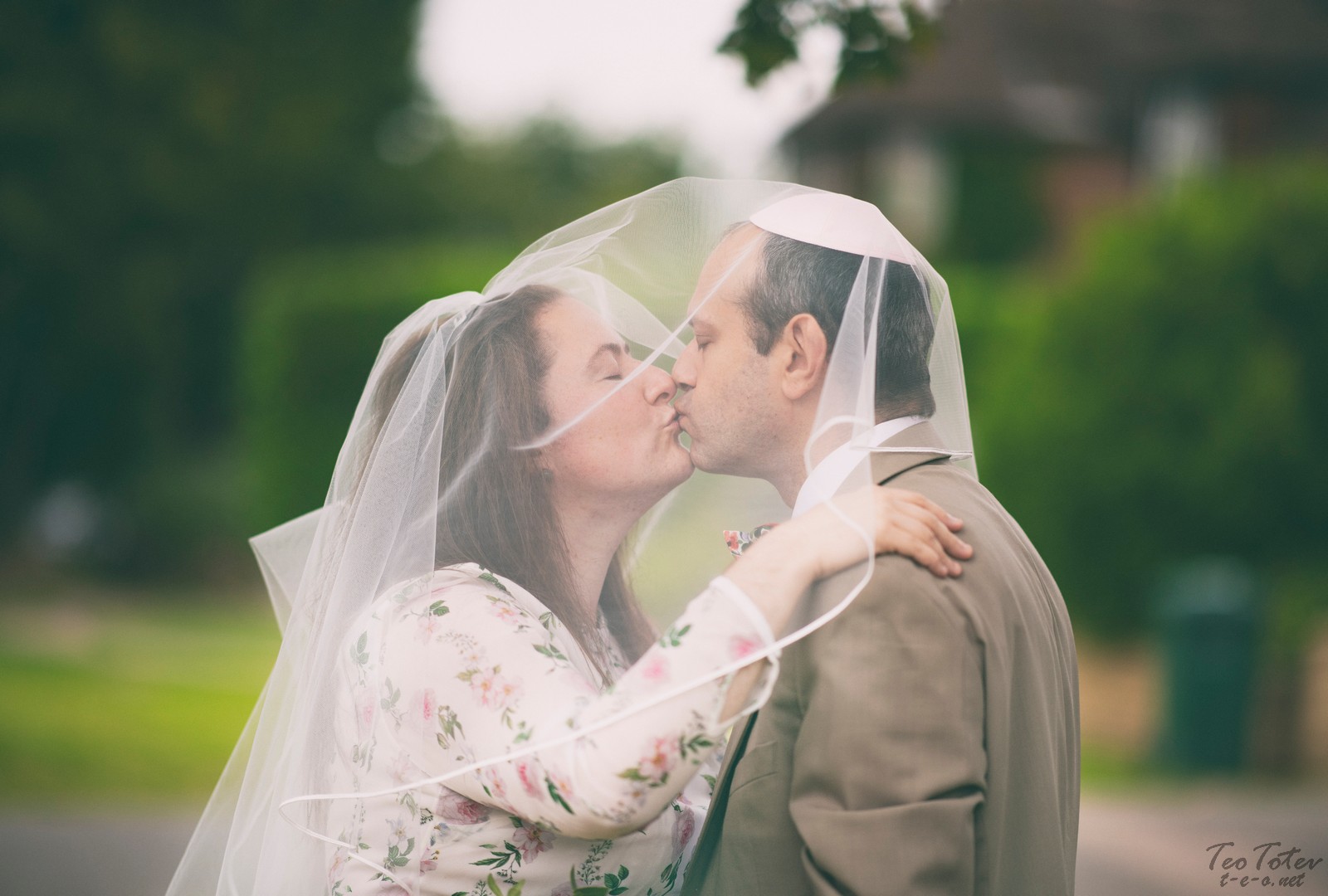 Jewish Kiss under veil