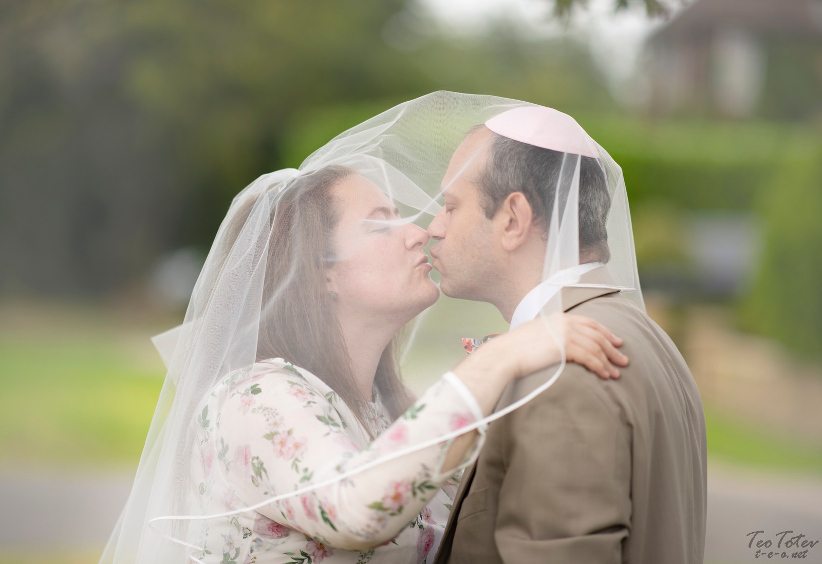 Kiss under veil